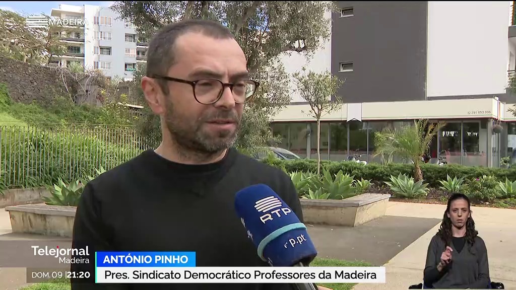 Docentes rejeitam trabalho extraordinário com provas-ensaio